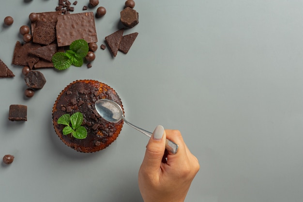 Foto gratuita muffin al cioccolato sulla superficie scura. concetto di giornata mondiale del cioccolato
