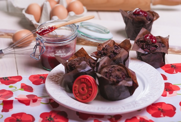 Free photo chocolate muffins with sweet jam