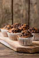 Foto gratuita muffin al cioccolato su tavola di legno