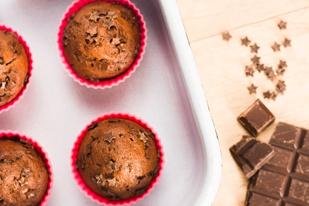 Foto gratuita muffin al cioccolato
