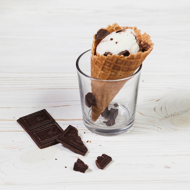 Foto gratuita cioccolato vicino a tazza e gelato