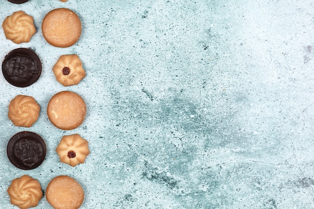 Foto gratuita biscotti di farina d'avena e del cioccolato su una priorità bassa blu.