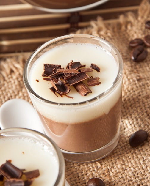 Foto gratuita panna cotta al cioccolato