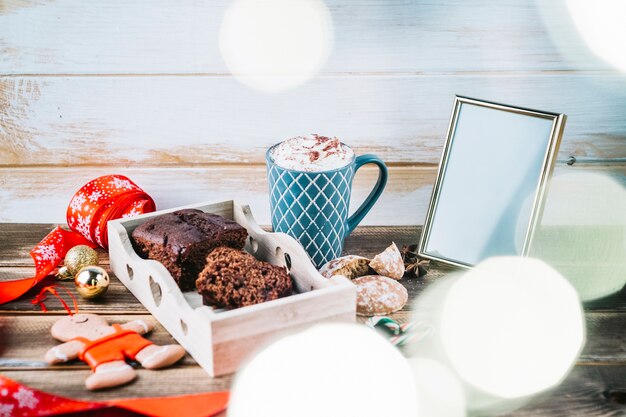 Free photo chocolate pie with blank frame on table