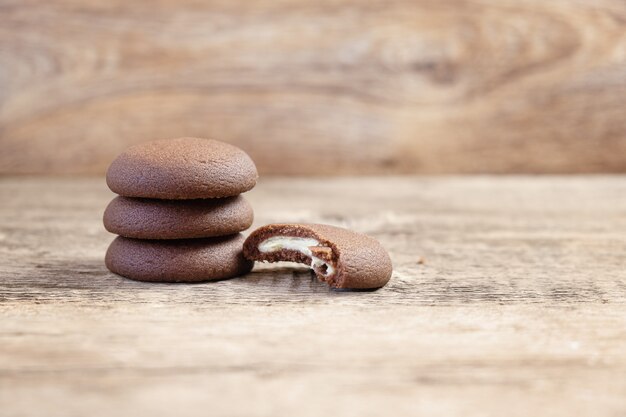 Шоколадное круглое печенье на деревянном фоне