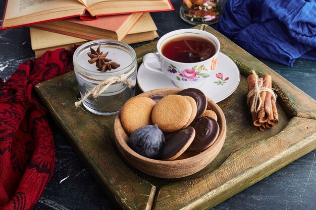お茶とチョコレートスポンジクッキー。