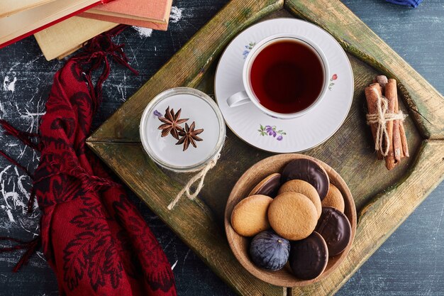 お茶とチョコレートスポンジクッキー。