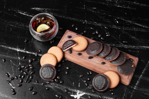 Chocolate sponge cookies on a wooden board with glintwine.