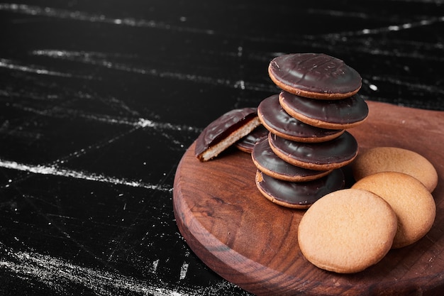 Free photo chocolate sponge cookies on a wooden board