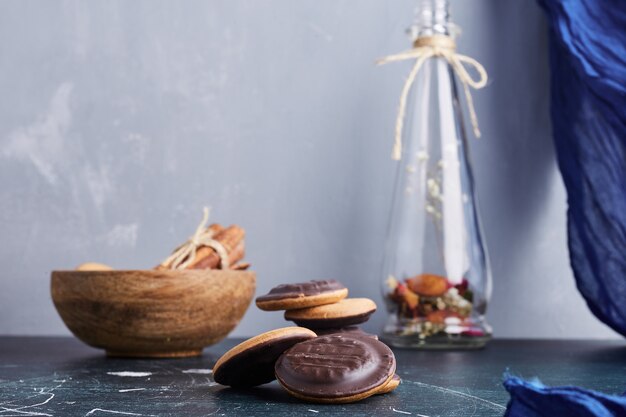 Шоколадное бисквитное печенье в деревянной чашке.