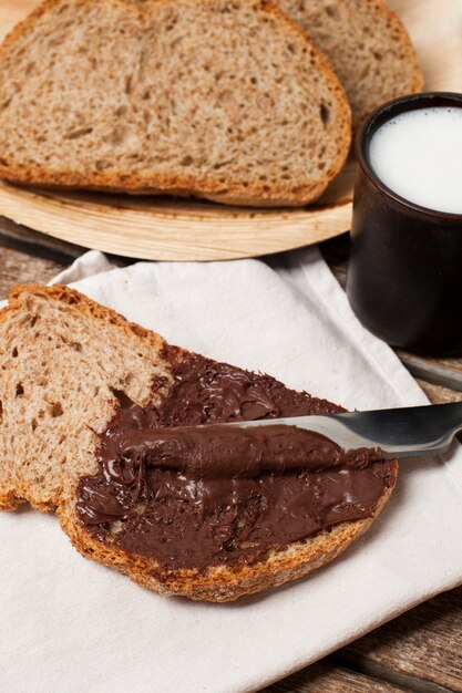Chocolate spread on integral bread with milk