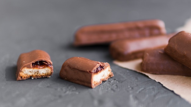 Бесплатное фото Шоколадные палочки с бисквитно-желейной начинкой