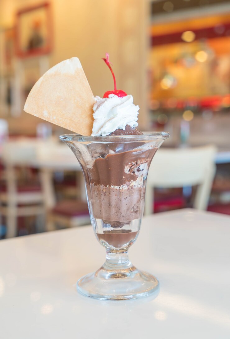 Free Photo chocolate sundae ice-cream