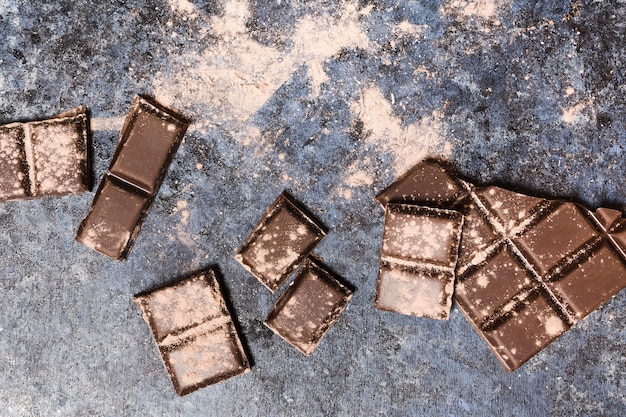 輝くココアで覆われたチョコレート錠