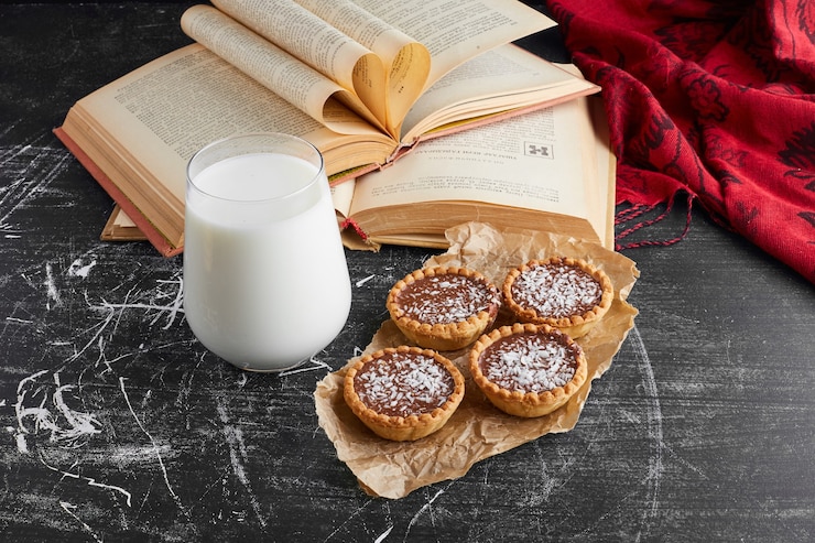 Free Photo chocolate tartalettes with minced coconut and milk. 