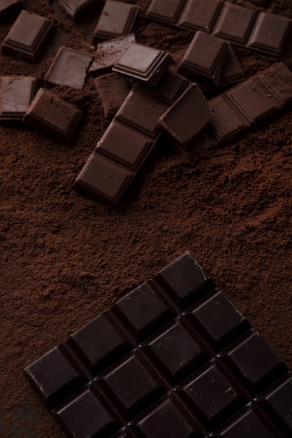 초콜릿 가루로 덮여 초콜릿 타일 조각