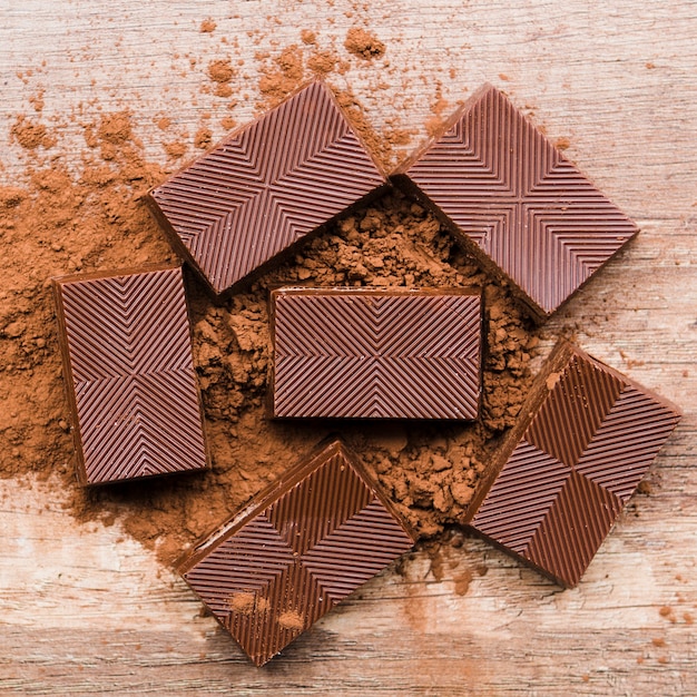 Foto gratuita piastrelle di cioccolato e polvere di cacao