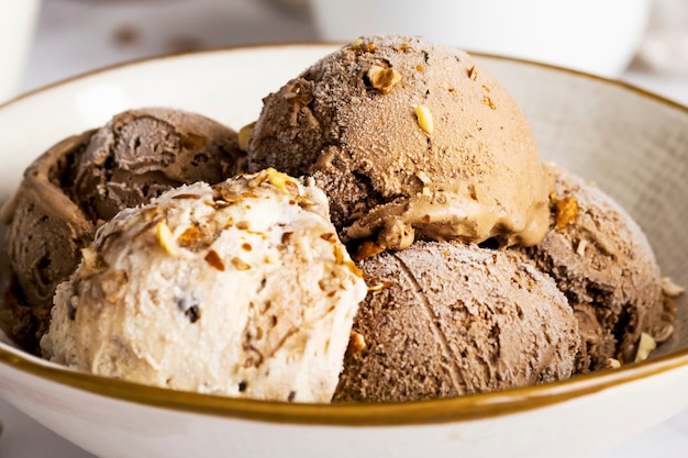 Шоколадно-ванильный десерт для мороженого крупным планом