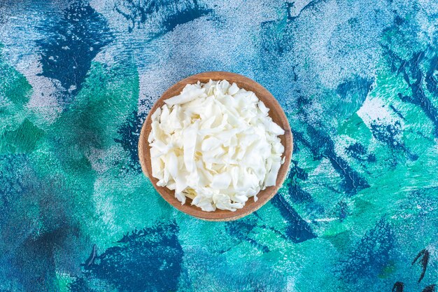 Free photo chopped cabbage in a bowl on a trivet