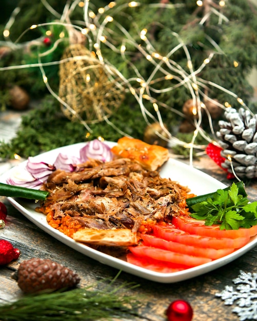 Free photo chopped fried meat with sliced tomatoes