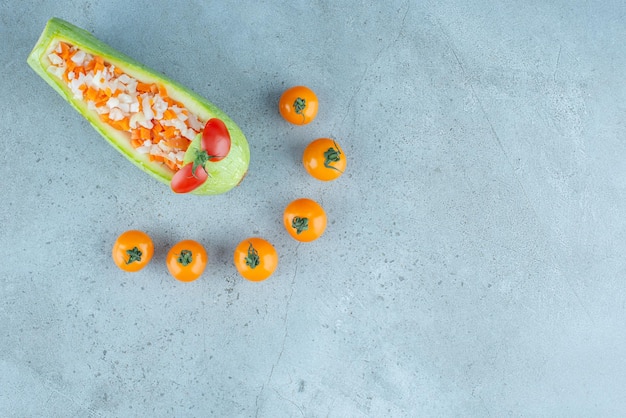 Insalata di frutta e verdura tritata all'interno di una zucchina intagliata.