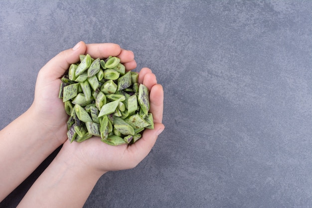 Free photo chopped green beans isolated on blue surface