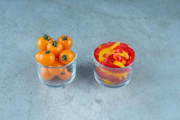 Free photo chopped multicolor bell peppers in a glass cup.