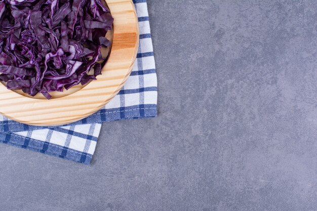 Free photo chopped purple cabbage on a wooden platter.