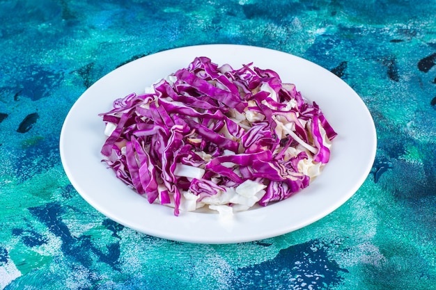 Free photo chopped red cabbage on a plate