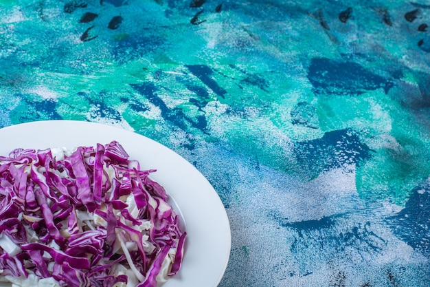 Free photo chopped red cabbage on a plate