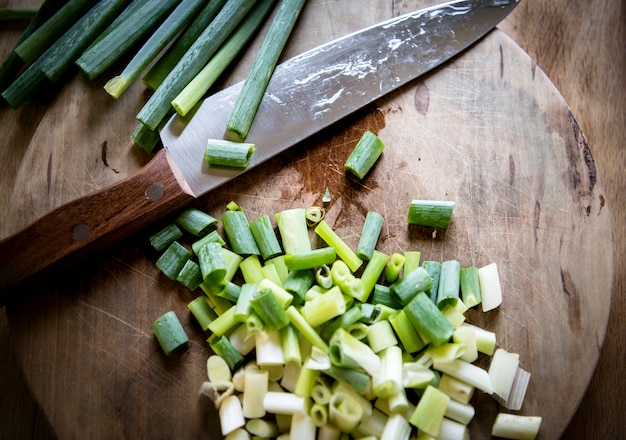 Free photo chopped scallion on a cutting board