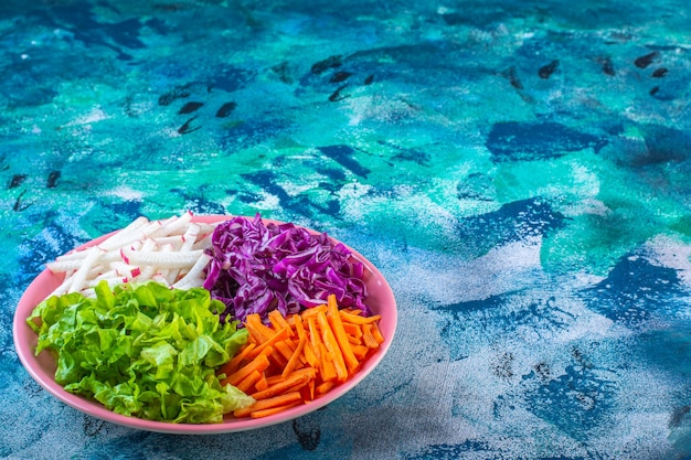 Free photo chopped various vegetables in a plate