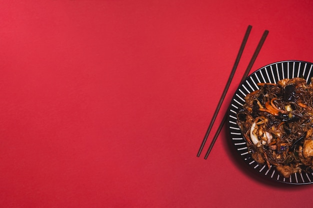赤い箸とアジア料理