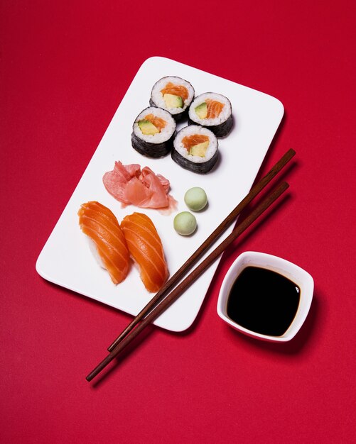 赤い寿司の近くの箸と調味料