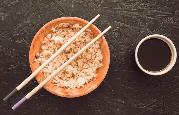 炊飯丼と醤油を背景にした箸