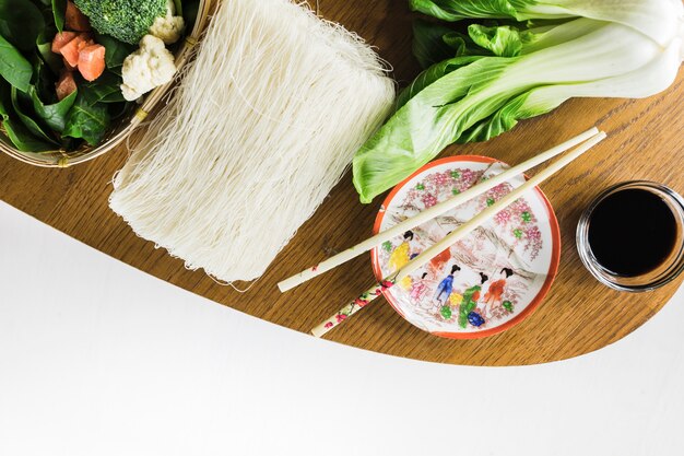 麺と野菜の近くの箸