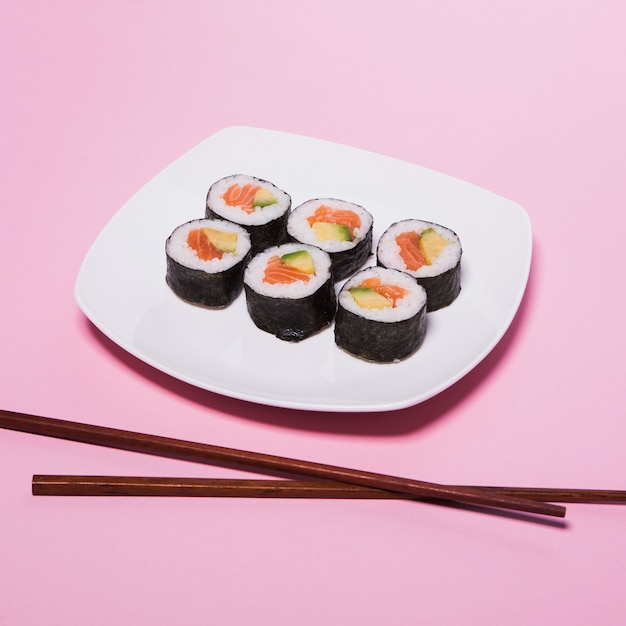 寿司とピンクの箸の近くの箸