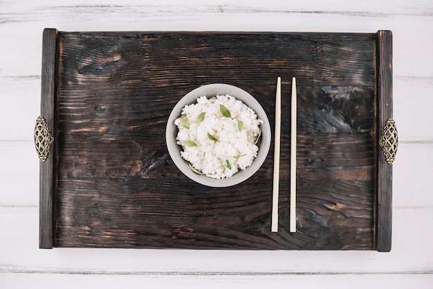 Free photo chopsticks and rice on tray