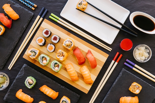 Foto gratuita bacchette e set di buon sushi