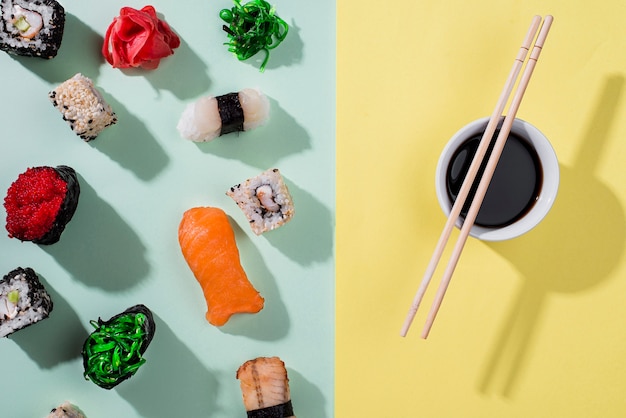 Foto gratuita bacchette e involtini di sushi per il giorno di sushi