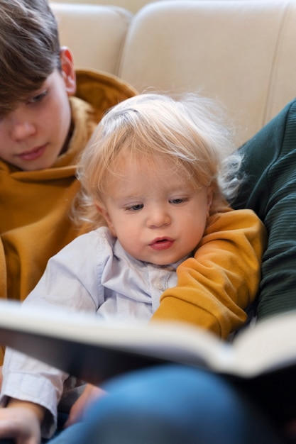 Famiglia cristiana che prega insieme