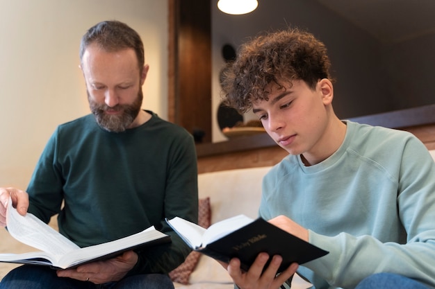 Famiglia cristiana che prega insieme