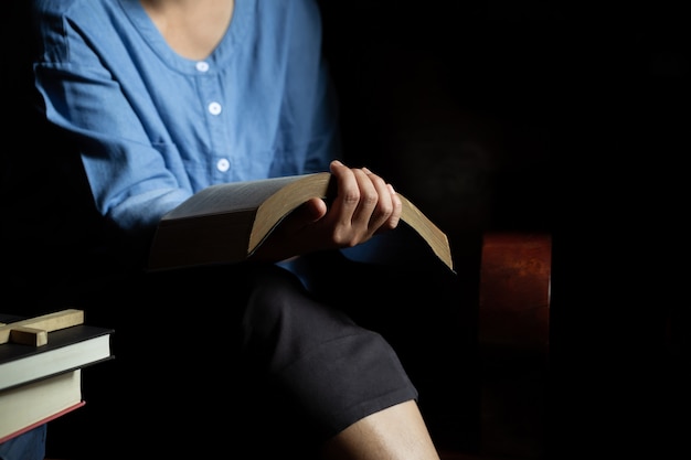 キリスト教の女性は家の聖文を読む