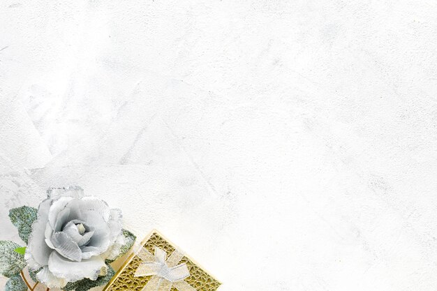 Рождественский фон Рождественские белые и золотые украшения на белом фоне Плоский вид сверху копией пространства