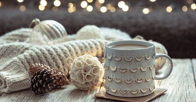 보케가 있는 흐릿한 배경에 아름다운 컵과 장식 세부 사항이 있는 크리스마스 배경.