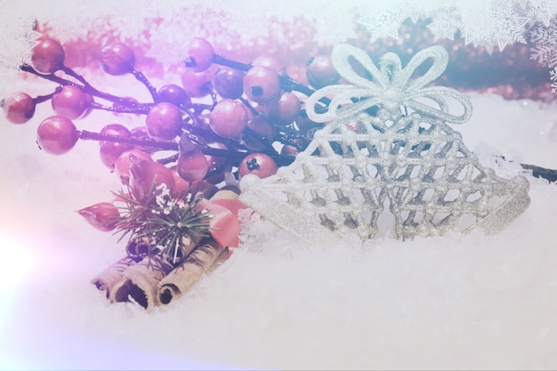 シナモンの果実、雪片とレトロな効果を持つのクリスマスの背景