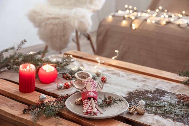 カトラリーとお祝いのテーブル、コピースペースのプレートとクリスマスの背景。