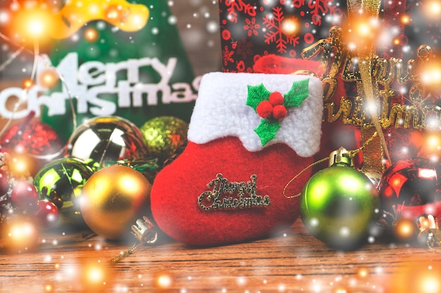 Рождественский фон с украшениями и подарочные коробки на деревянной доске