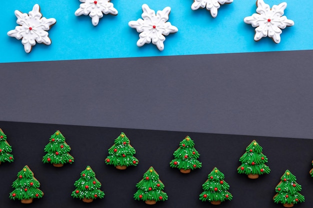 Free photo christmas background with festive gingerbread covered with icing flat lay