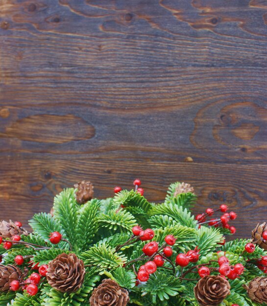 Рождественская открытка с венком на деревянном фоне